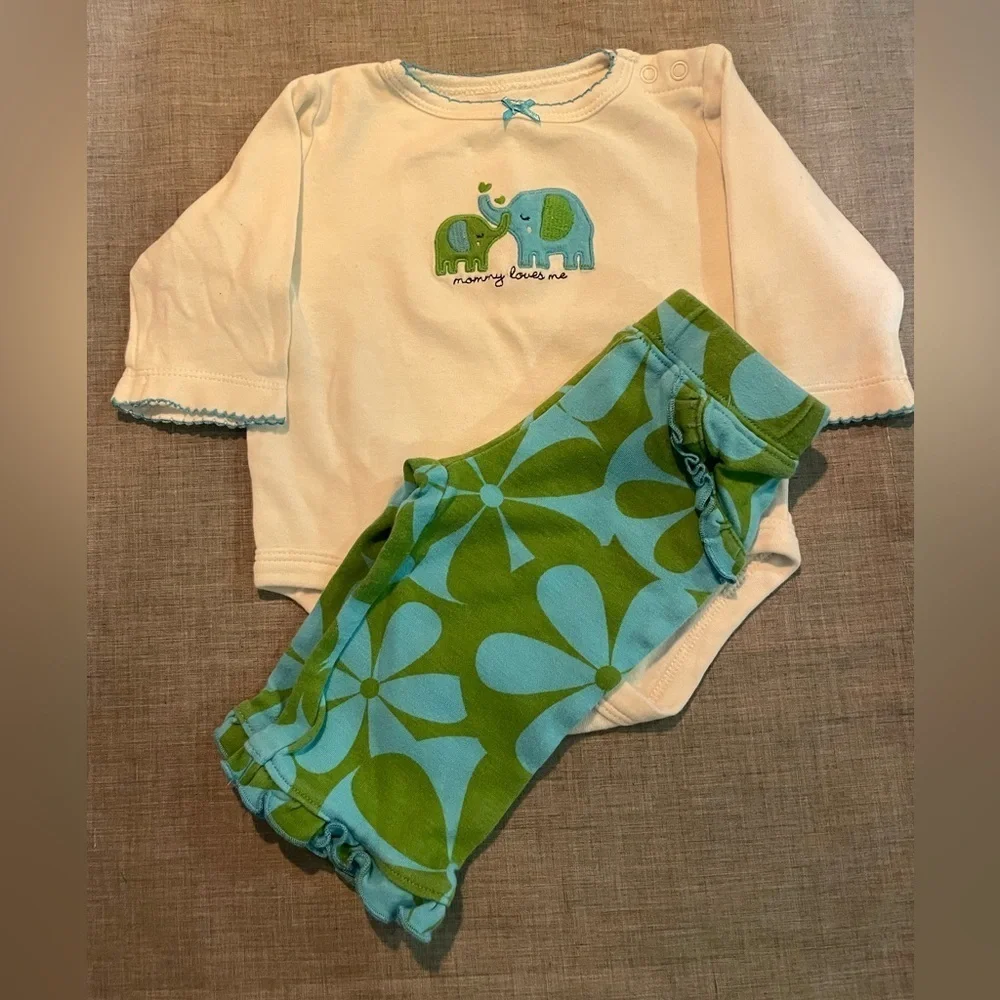 Adorable “Mommy Loves Me” 2-piece set.